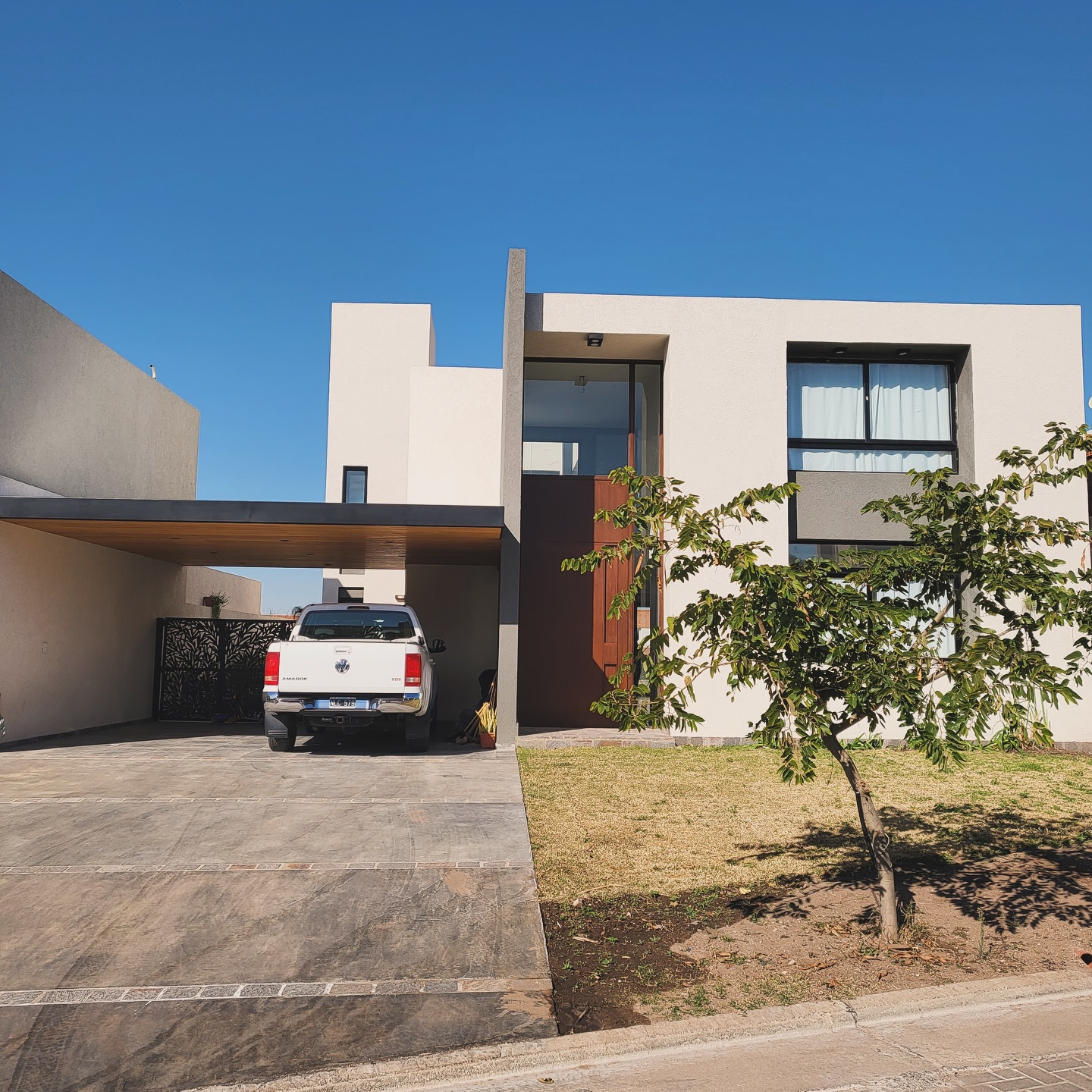 Fachada de Casa AO en Santina Norte, proyecto, dirección y ejecución de Perqa