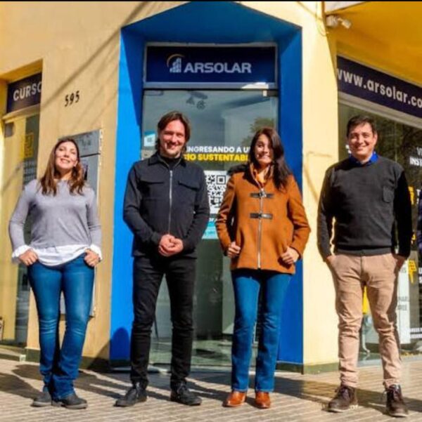 Equipo de Arsolar, Marina Arrigoni, Mario Cardozo, Ana Arrigoni Especialistas en Energia Solar Argentina