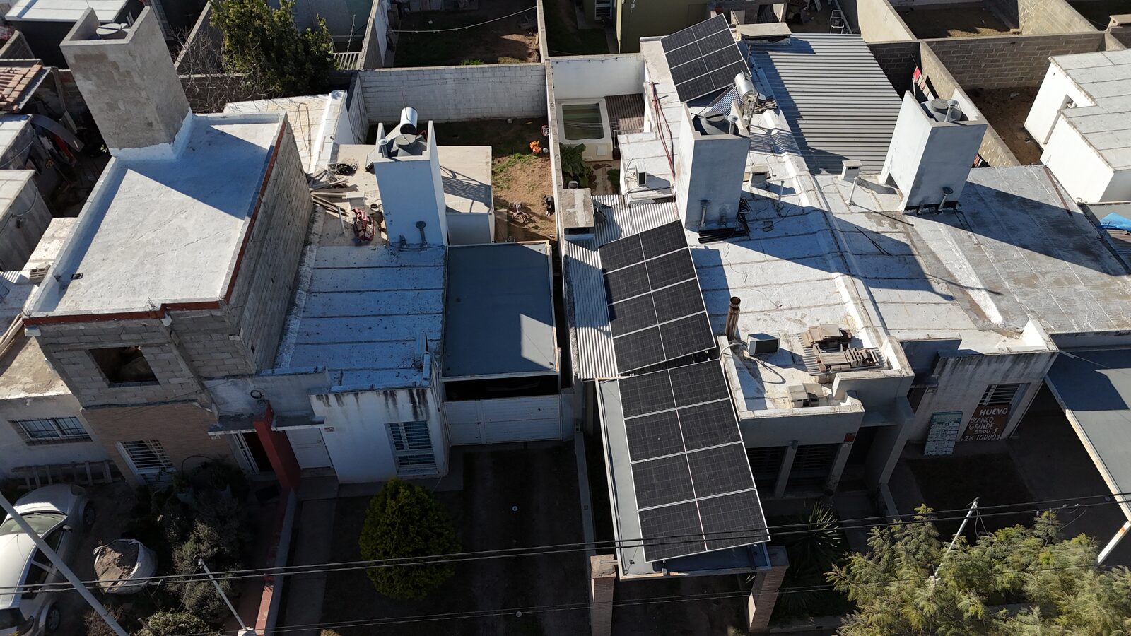 Vista aérea de instalación de paneles solares en Barrio Universitario de Horizonte, Córdoba Capital