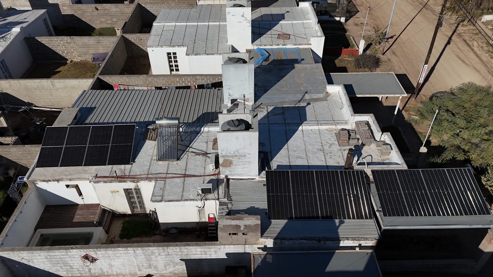 Instalación solar híbrida 8kW en Córdoba Capital: inversor DEYE con batería de 12 kWh