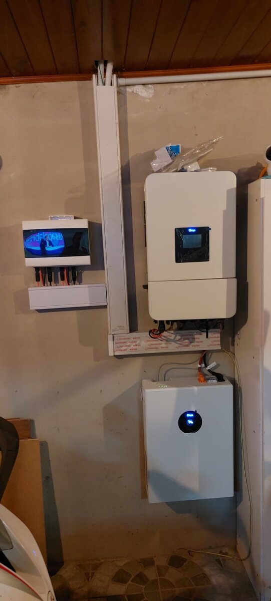 Inversor DEYE 8kW monofásico híbrido con batería de litio DEYE 12kWh instalado en Córdoba